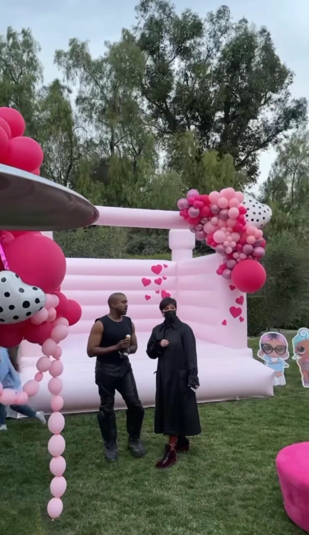 Kourtney Kardashians bonusdotter Atiana De La Hoya postade en bild på Instagram story där Kanye West syns mingla med sin svärmor Kris Jenner. kanye west om kris jenner på kalaset