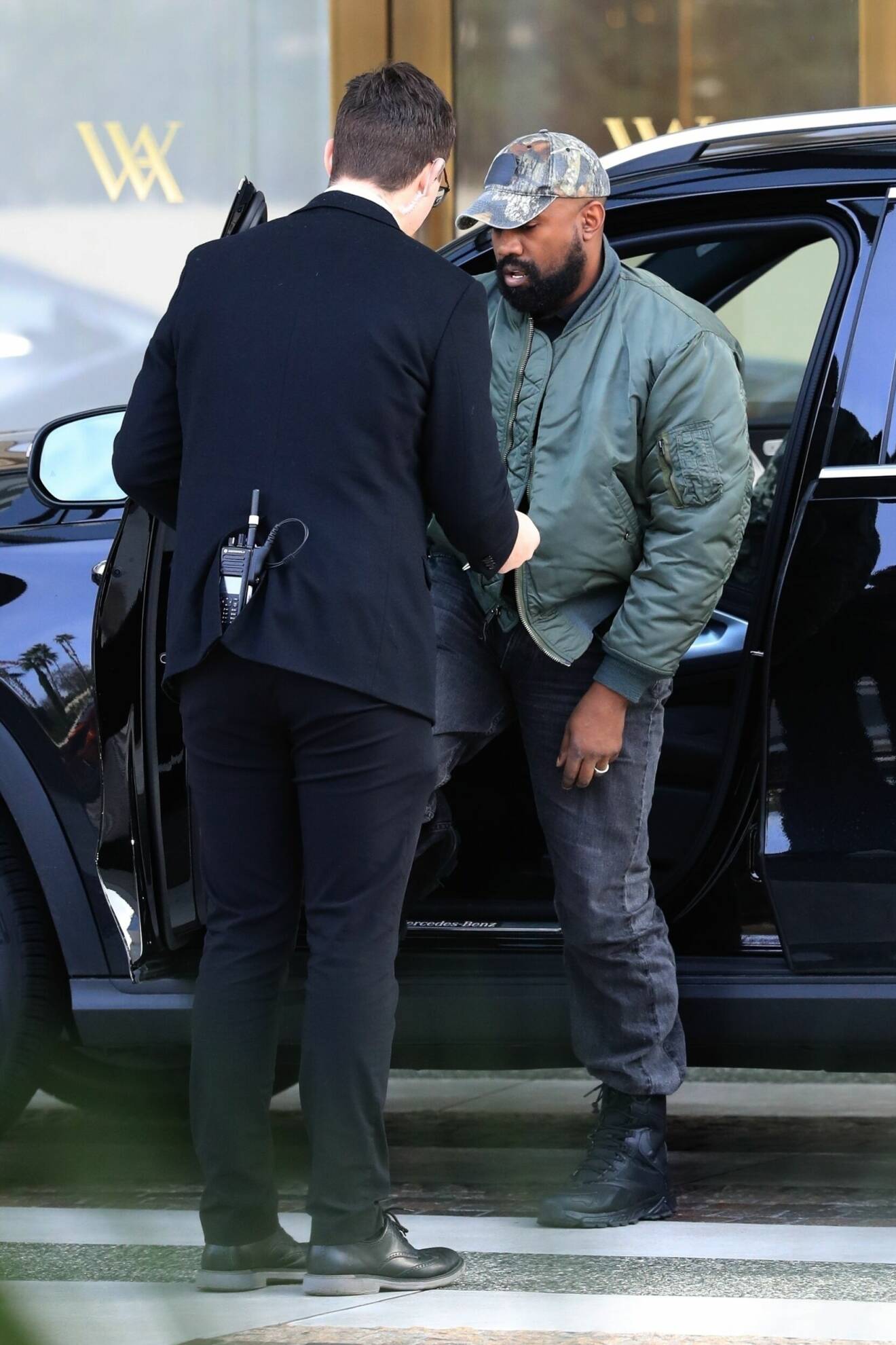Kanye West med ring på ringfingret