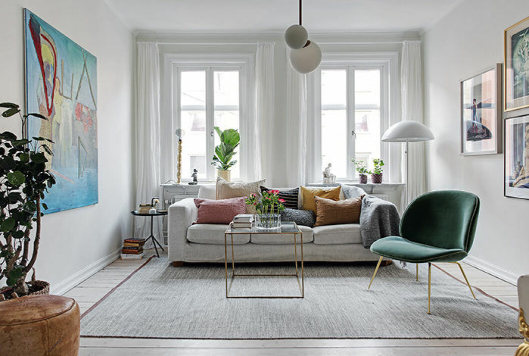 Foto: <a href="https://www.instagram.com/fredrikjkarlsson/" target="_blank" rel="noopener">Fredrik J Karlsson</a> Styling: <a href="https://www.instagram.com/heymanbacklund/?hl=sv" target="_blank" rel="noopener">Heyman Backlund</a> för <a href="https://www.instagram.com/alvhem/?hl=sv" target="_blank" rel="noopener">Alvhem</a>/mäklare: Andreas Lundberg Färgglada kuddar, vardagsrum