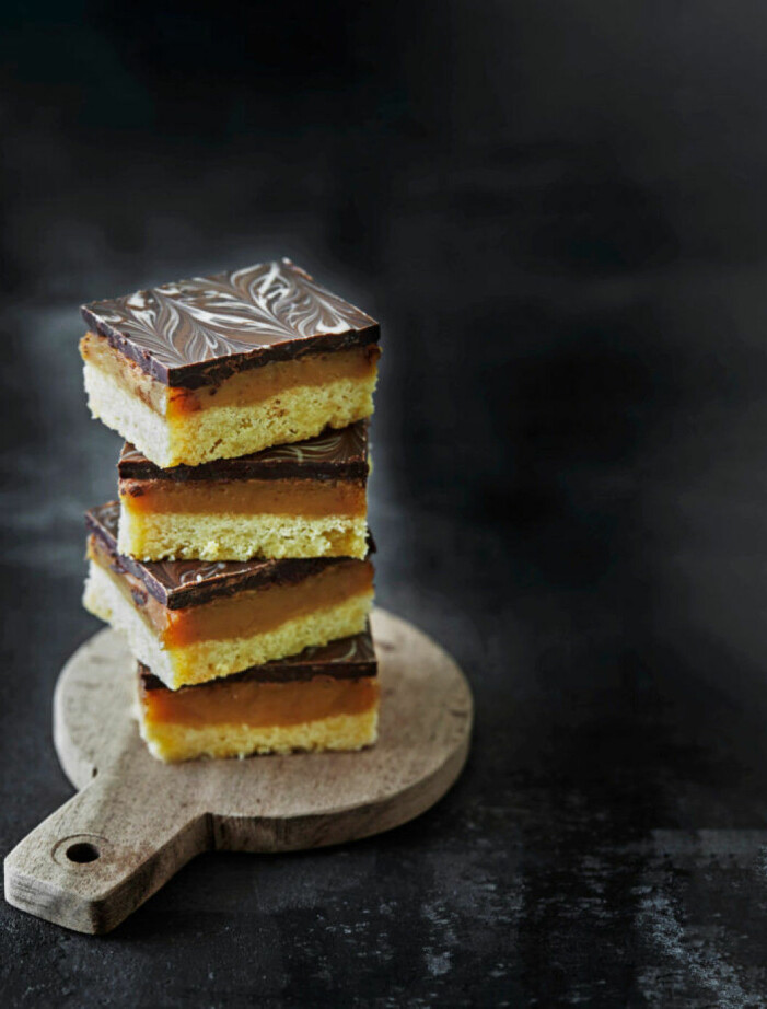 Det finns många viner som passar bra till chokladefterrätter, som dessa <a target="_blank" href="https://www.elle.se/bakning/karamellsnittar-med-chokladswirl/">karamellsnittar med choklad</a>. Foto: Betina Hastoft. Recept på karamellsnittar med choklad