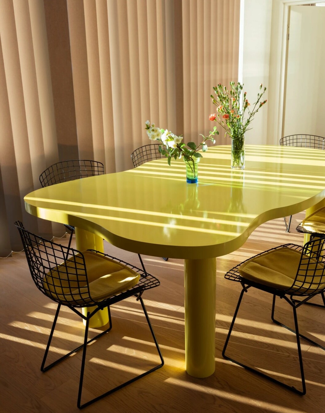 Lekfulla bordet <span class=" italic" data-lab-italic_desktop="italic">Karkki</span> (vilket passande nog betyder godis!) från designstudion Ilme Helsinki. Bord med mjuka, rundade kanter och lekfull form från finska Ilme Helsinki