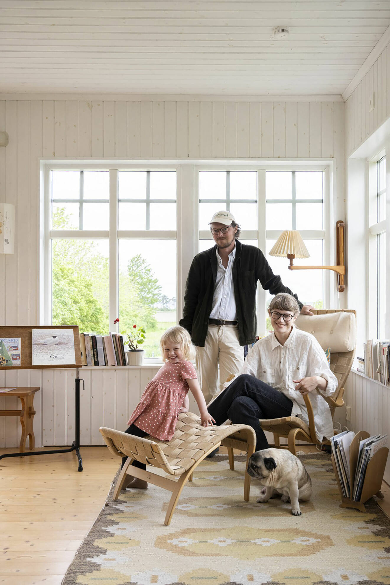 Karl Erik Halldén, Terése Karlsson Halldén och dottern Signe samt mopsen Sixten.