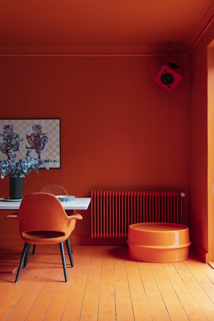 Hemma hos Karsten Lulloff Köpenhamn köket bord orange vägg