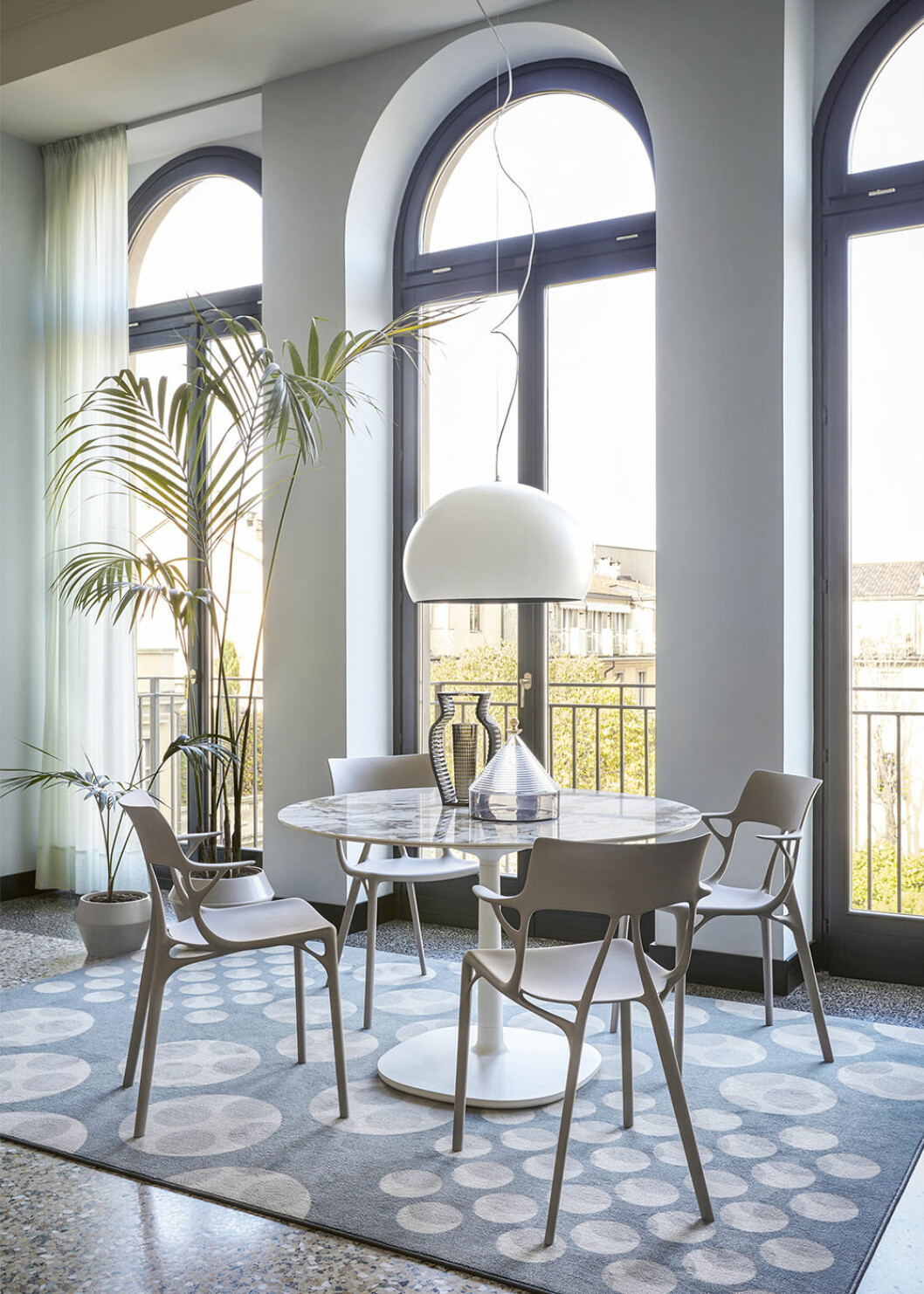 Kartells första stol av helt återvunnet material, AI, visades upp på möbelmässan i Stockholm. Foto: Kartell Kartell AI stol