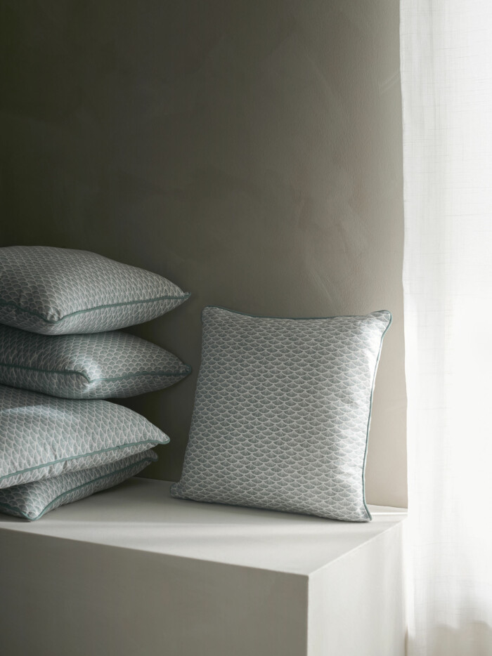 <em>Kaskadgran</em> är ett nytt överdrag för prydnadskuddarna som även det har inspirerats av klassiska japanska mönster. Finns också som påslakan och örngott. kaskadgran textil från ikea