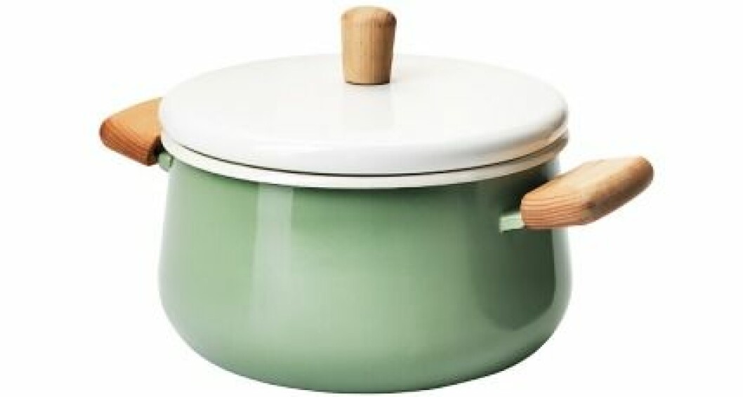 En väldoftande gryträtt hör vintern till. Mintfärgad emaljgryta med detaljer i massiv ek, från Ikeas nya serie Kastrull, 179 kr. kastrull-ikea