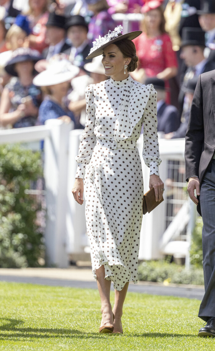 Kate Middleton i prickig klänning och hatt på Royal Ascot 2022