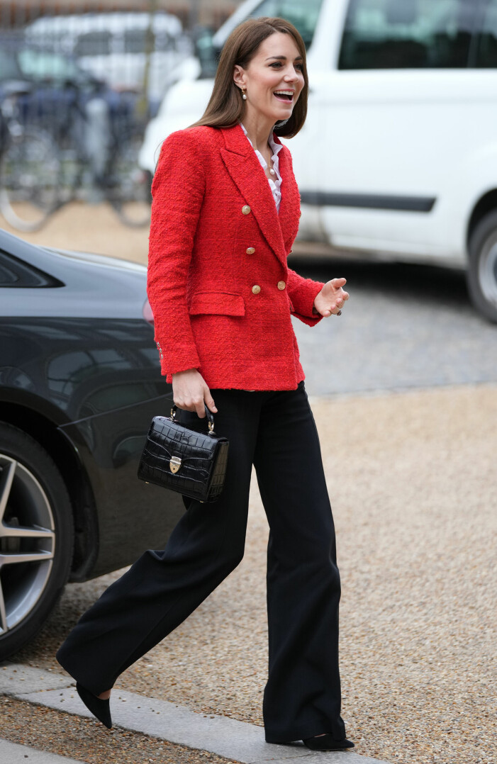 Hertiginnan av Cambridge besöker Danmark och valde dagen till ära att klä sig i landets färger.