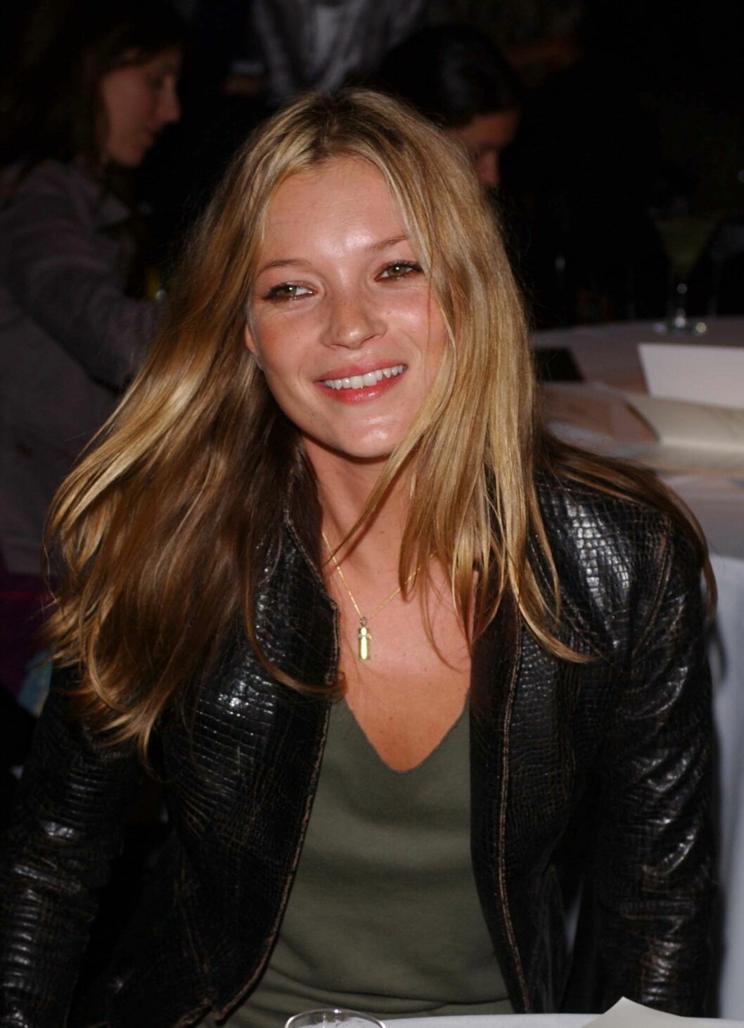 kate moss ler och är glad