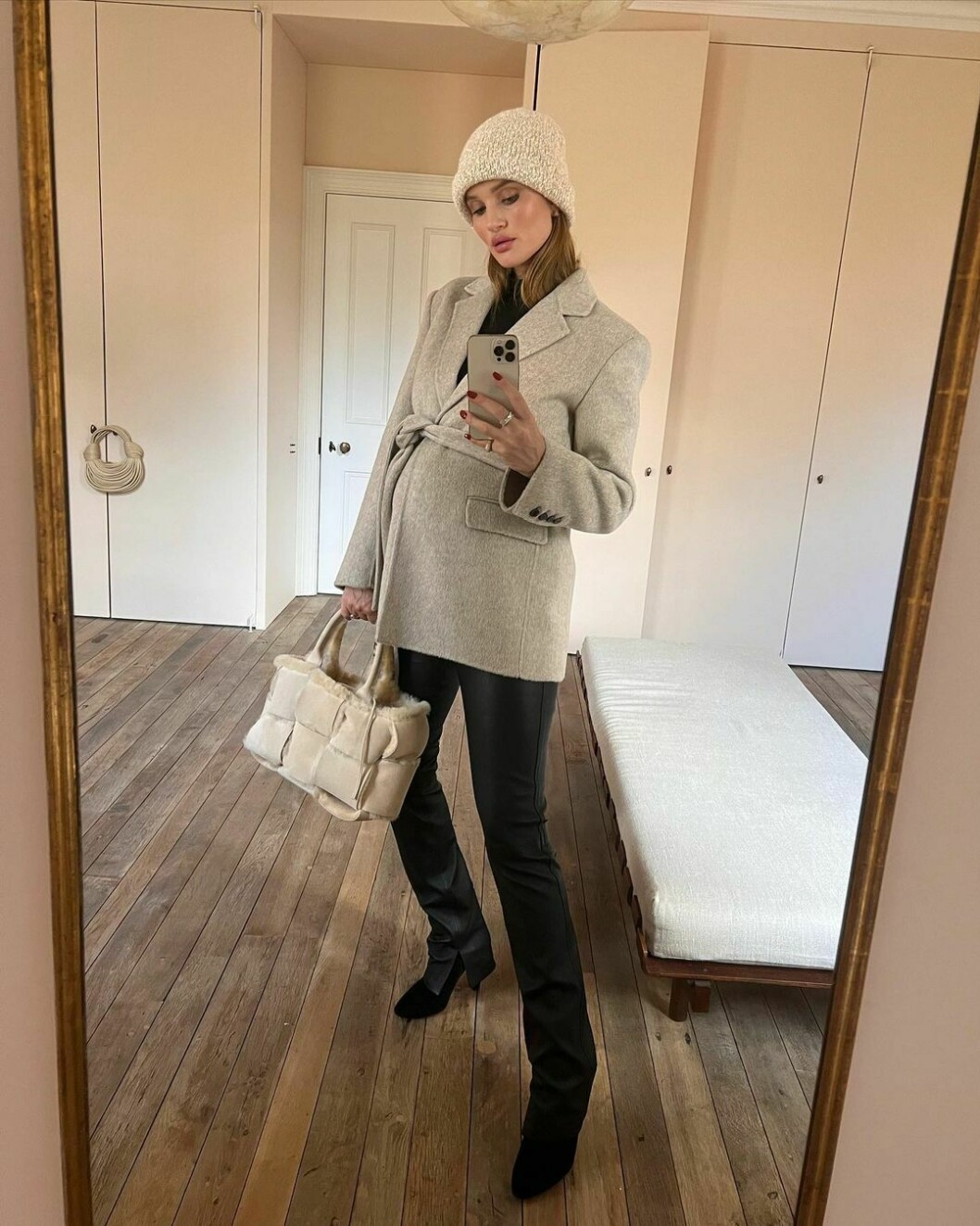 Stiltips! En skräddad oversized kappa med midjebälte är ett perfekt plagg att bära till leggings – och fin att framhäva bebismagen med. Stiltips! En skräddad oversized kappa med midjebälte är ett perfekt plagg att bära till leggings – och fin att framhäva bebismagen med.