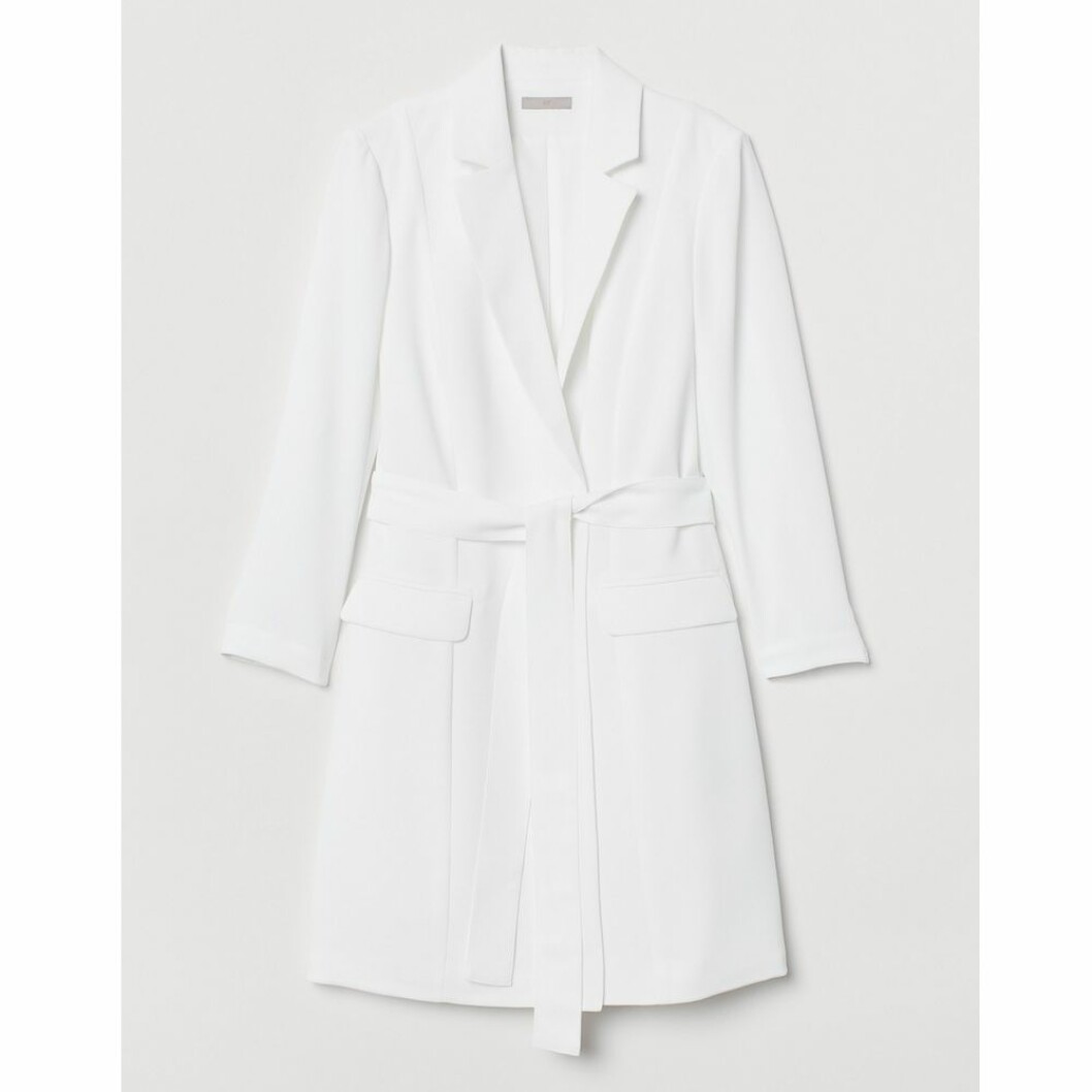 Studentklänning från H&M, <a href="https://apprl.com/al/4hFa/" target="_blank" rel="noopener">399 kronor</a>. Vit kavajklänning