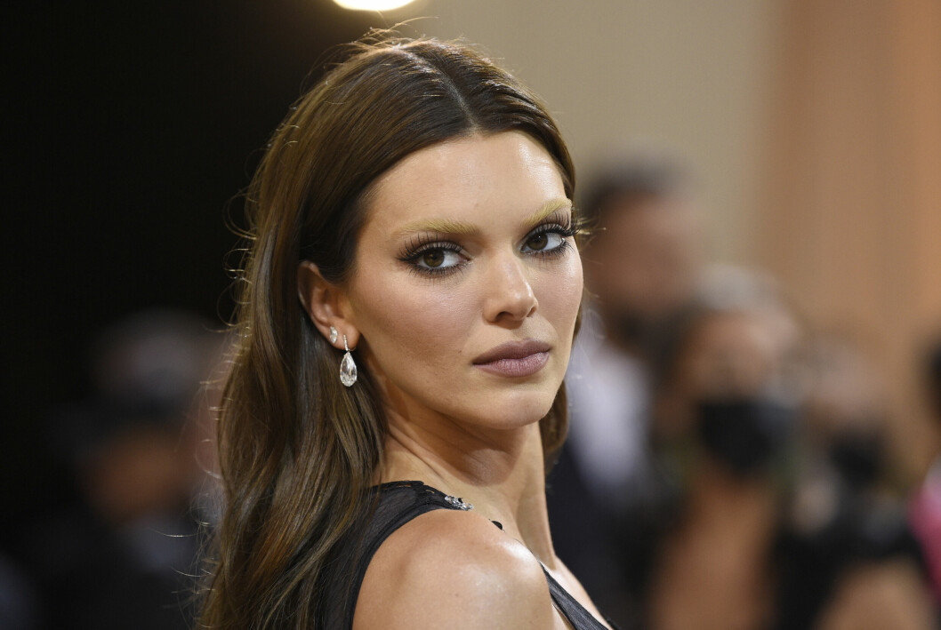 kendall jenner blekta ögonbryn hemma steg för steg