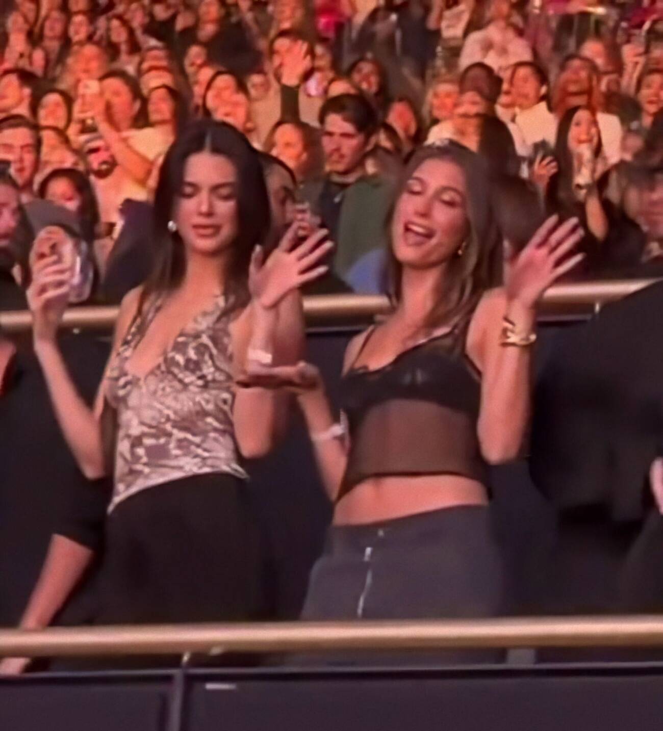 Kendall Jenner och Hailey Bieber på Harrys konsert