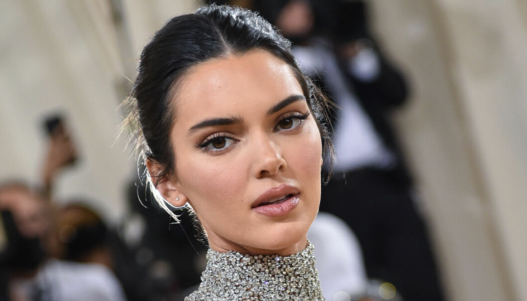 kendall jenner rockar ny frilla i färgen rött