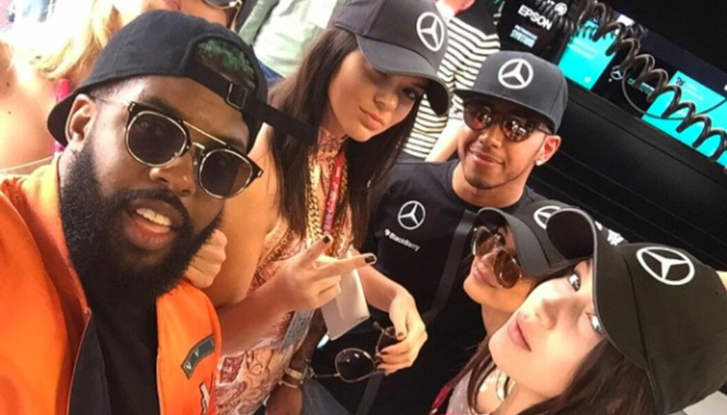 Gruppbild med bland annat Kendall Jenner och Lewis Hamilton.
