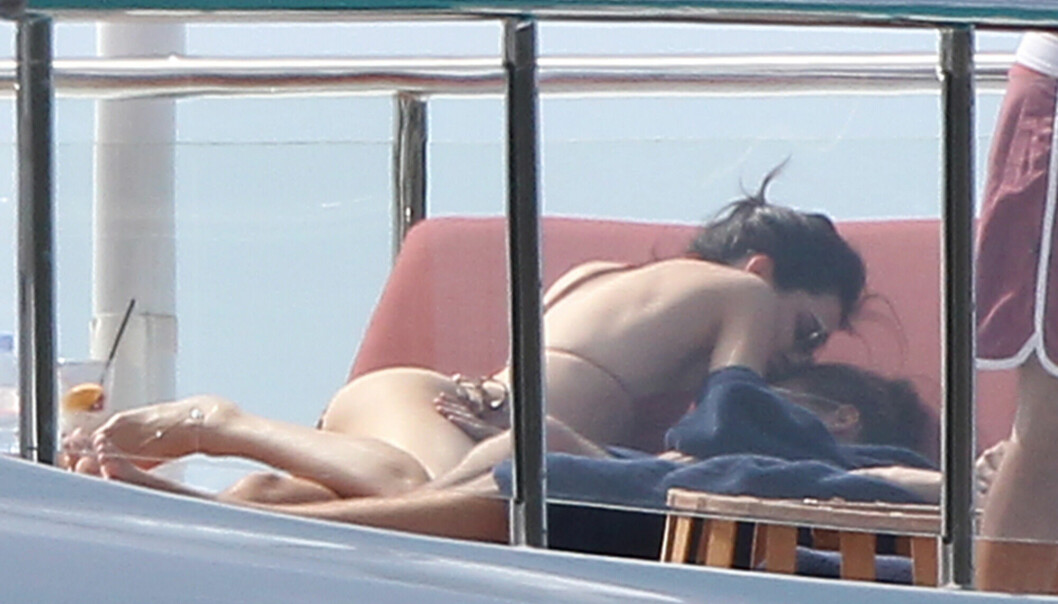 Kendall Jenner och Harry Styles delar en kyss på semestern