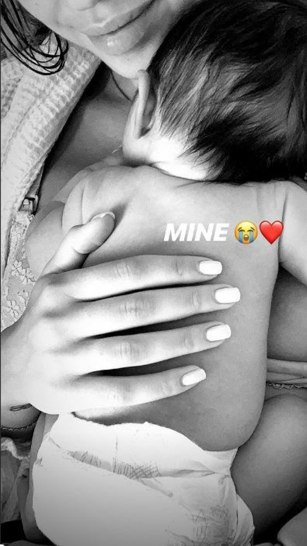 En bild på Instagram som Kenza publicerat av sin nyfödde son. 