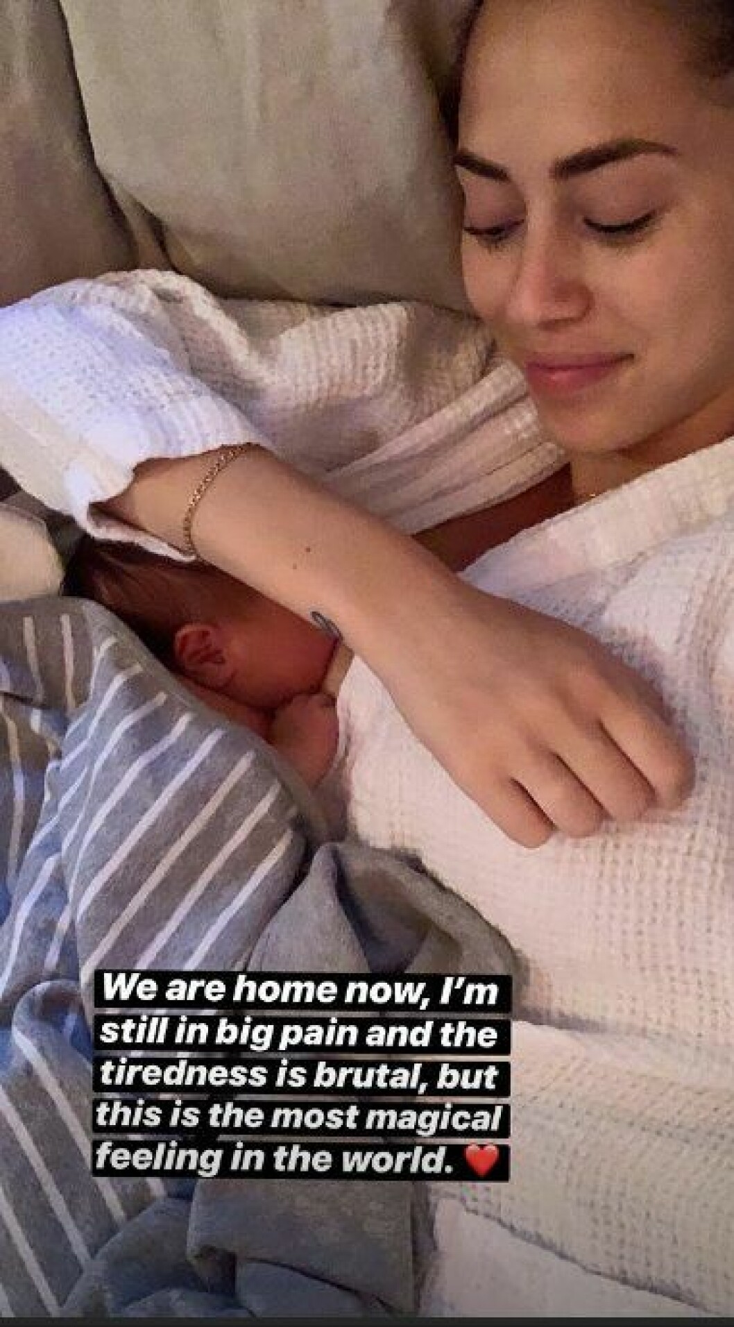 En bild på Kenza Zouiten Subosic och hennes nyfödde son.