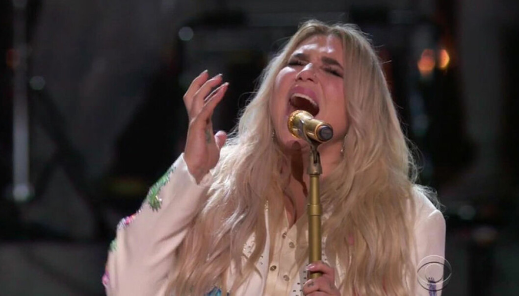 Kesaha framförde låten "Praying" på Grammy Awards.