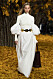NYFW Khaite, vit ribbad klänning med volang.
