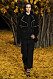 NYFW Khaite, svart kostym med sömmar i beige.