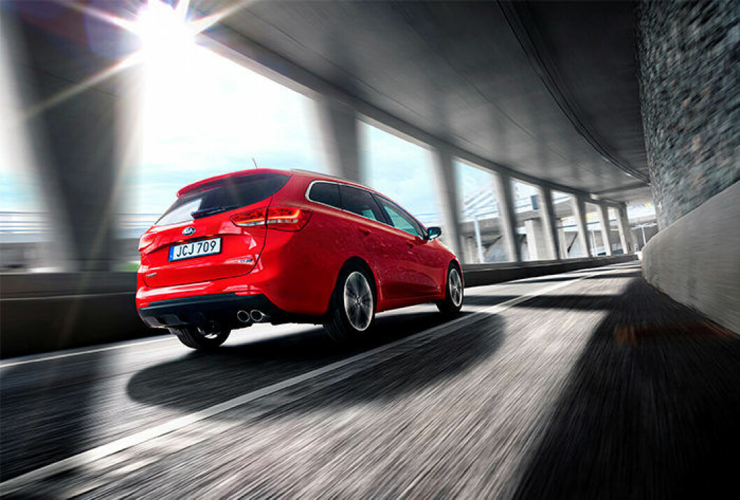 Kia cee’d Sportswagon får kombinationen rymd, mångsidighet och snygg design att verka självklar. Elegant taklinje, skulpterad front och stilrena LED-ljus framhäver den sportiga designen. Bilen Kia cee’d Sportswagon.