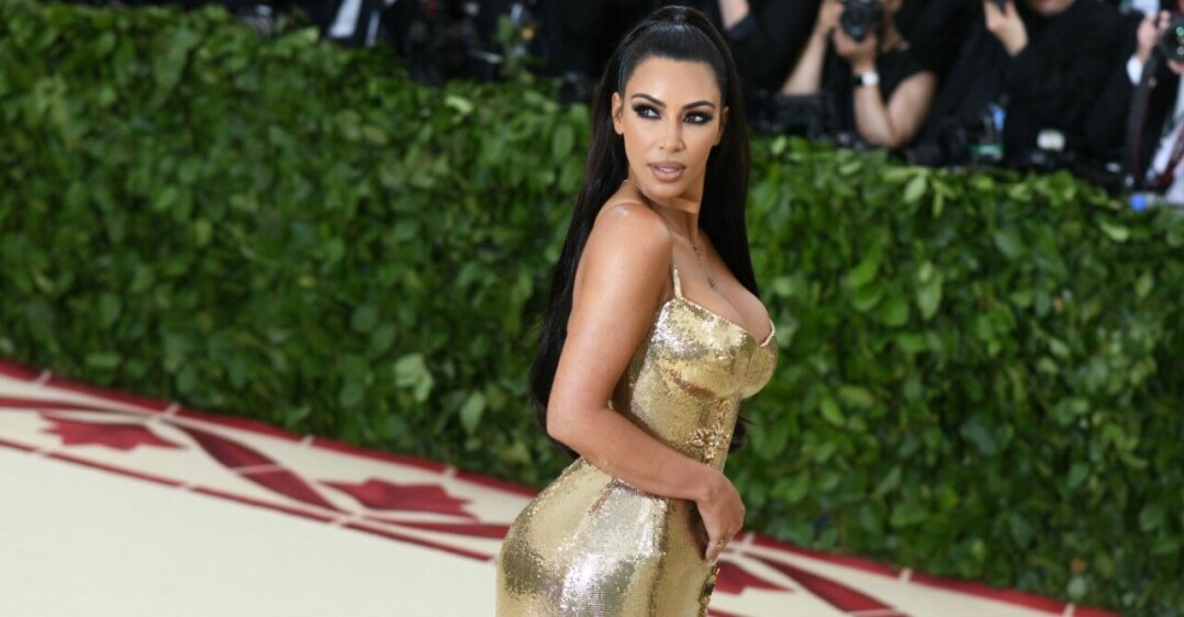 Kim Kardashian visar sitt naturliga hår utan extensions