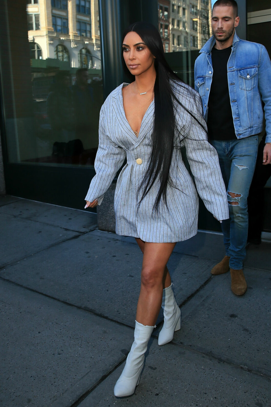 Kim Kardashians långa mörka hår är ett minne blott. 