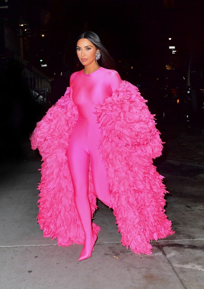 Kim Kardashian iklädd rosa look signerad Balenciaga på väg till efterfest efter att ha medverkat i SNL, i oktober 2021. Kim Kardashian iklädd rosa look signerad Balenciaga på väg till efterfest efter att ha medverkat i SNL, i oktober 2021.