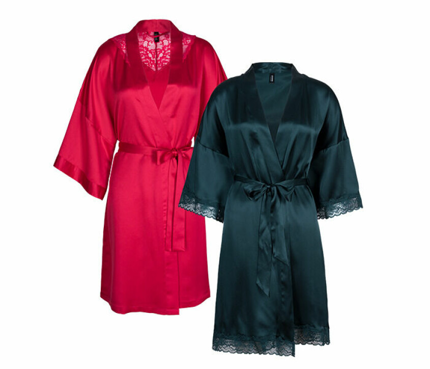 Dessa kimonos är perfekta att svepa in sig i en tidig julaftonsmorgon eller efter ett varmt skumbad under kyliga dagar. Som gjorda för julen, med en i röd tomtefärg och en i smaragdgrön. kimono morgonrock silke julklapp twilfit