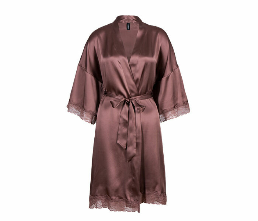 När knäcken är klar och alla klappar är inslagna vill vi svepa in oss i den här – en vacker och lyxig kimono i mjukt silke – och njuta av uppesittarkvällen. Visste du att silke är ett naturligt material som är värmereglerande? Det kyler ner när det är varmt och värmer när det är svalt. kimono morgonrock julklapp silke rosa brun