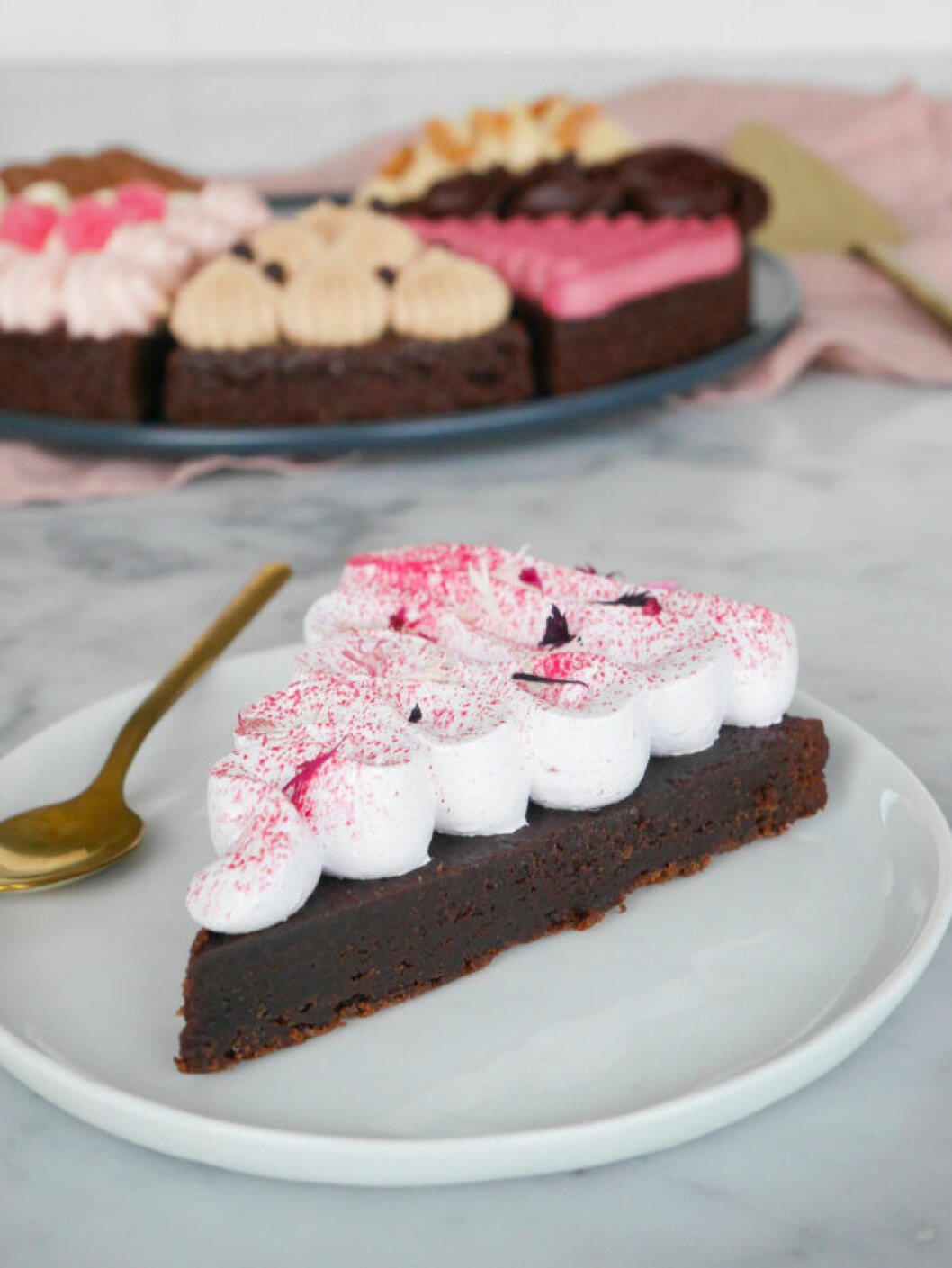 Kladdkaka. Recept på kladdkaka med åtta toppings