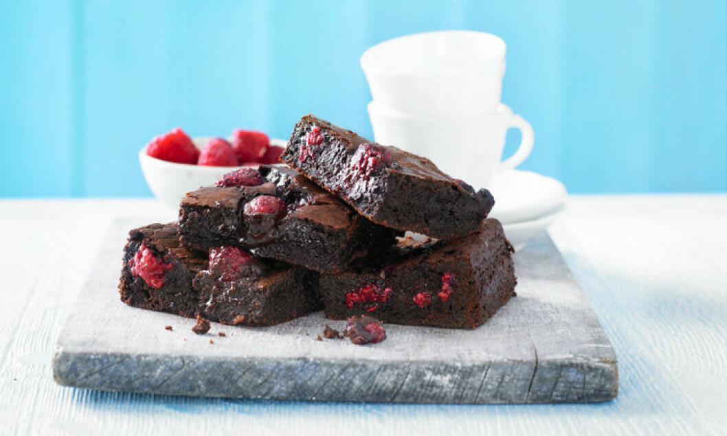 Chokladkladdkaka med hallon.