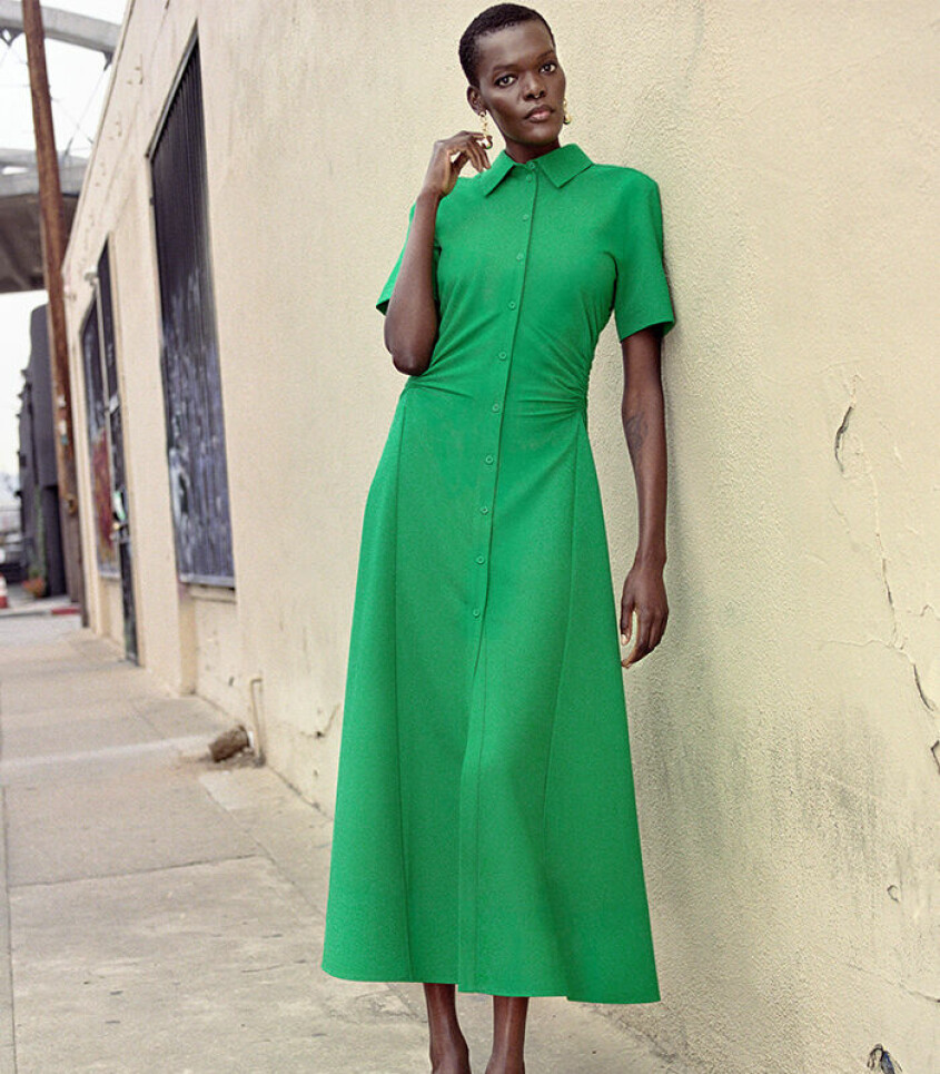 <a target="_blank" rel="nofollow" href="https://www.cos.com/en_sek/women/womenswear/dresses/product.gathered-midi-shirt-dress-green.1149949002.html">Grön klänning</a>, 990 kr. klänning
