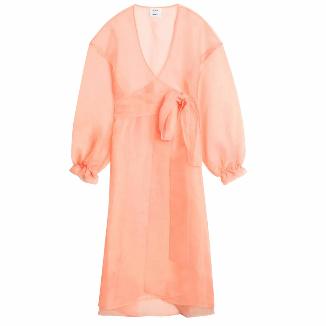Orangerosa klänning med ballongarmar. <a href="https://apprl.com/al/4ypG/" target="_blank" rel="noopener">Här kan du köpa den</a>. Rosa transparant omlottklänning gina tricot