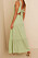 Klänning till gäst på bröllop – ljusgrön lång klänning med öppen rygg med knytning från NLY Eve