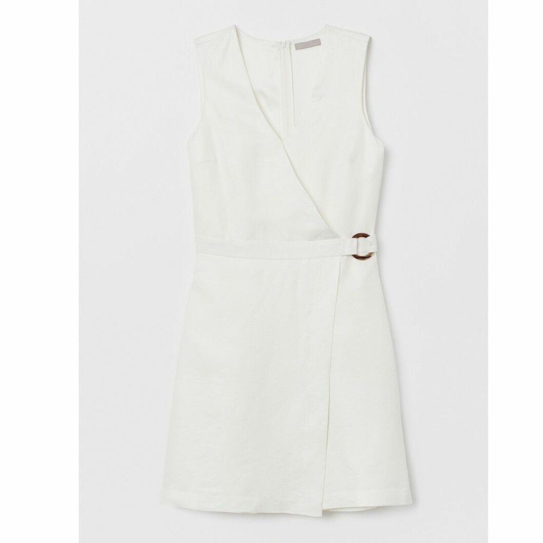 Studentklänning från H&M, <a href="https://apprl.com/al/4hFb/" target="_blank" rel="noopener">399 kronor</a>. Vit klänning omlott