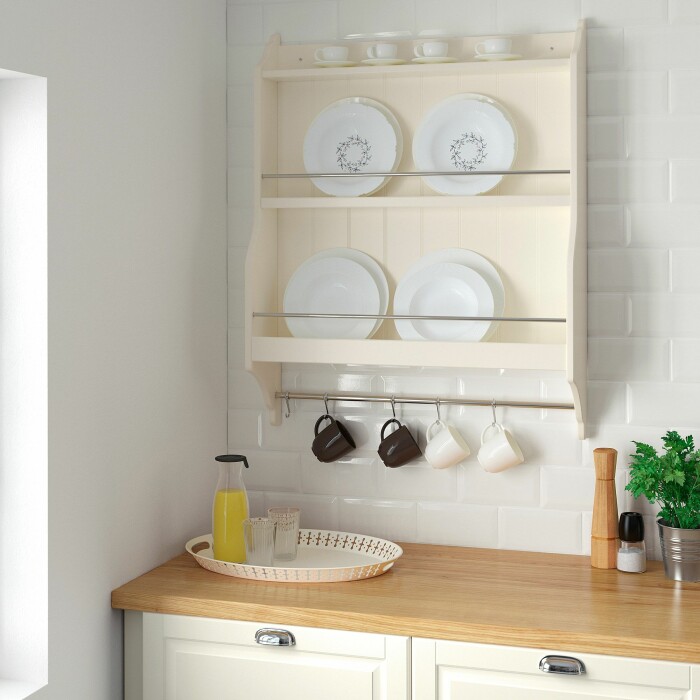 Klassisk tappning på tallrikshyllan hos Ikea. Foto: Ikea klassisk tallrikshylla från ikea