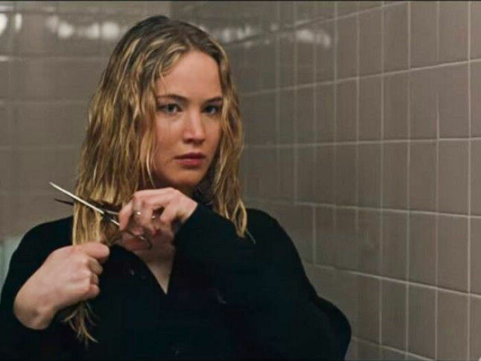 Klipp klipp... jennifer lawrence klipper håret hemma
