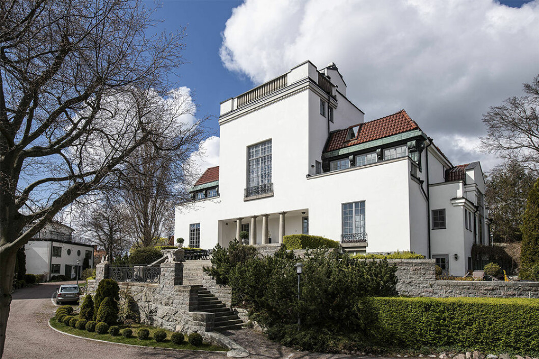 Jugendvillan från 1910 har gjorts om till fem exklusiva lägenheter. Villa Klippudden på Lidingö