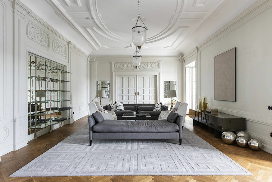 Även i vardagsrummet matchar en fin matta från Layered bostadens vackra originaldetaljer. Vardagsrum hemma hos Layered-grundaren Malin Glemme