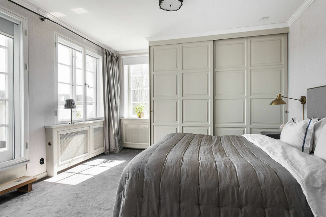 Master bedroom i sobra färger. Härifrån nås även terrassen på ovanvåningen. Sovrum i villan på Klippudden