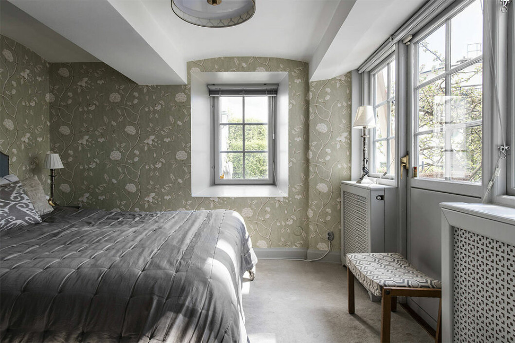 Gästrummet på bottenvåningen är tapetserat med <em>Snow Tree</em> från brittiska Colefax and Fowler. Gästrum med blommig, brittisk tapet