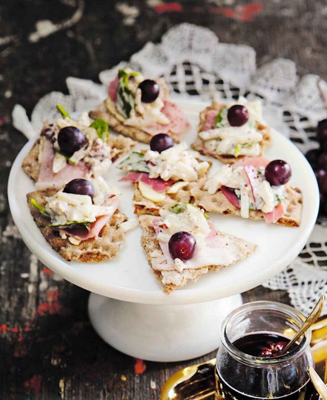 Knäckesnittar med skinka och waldorfsallad.