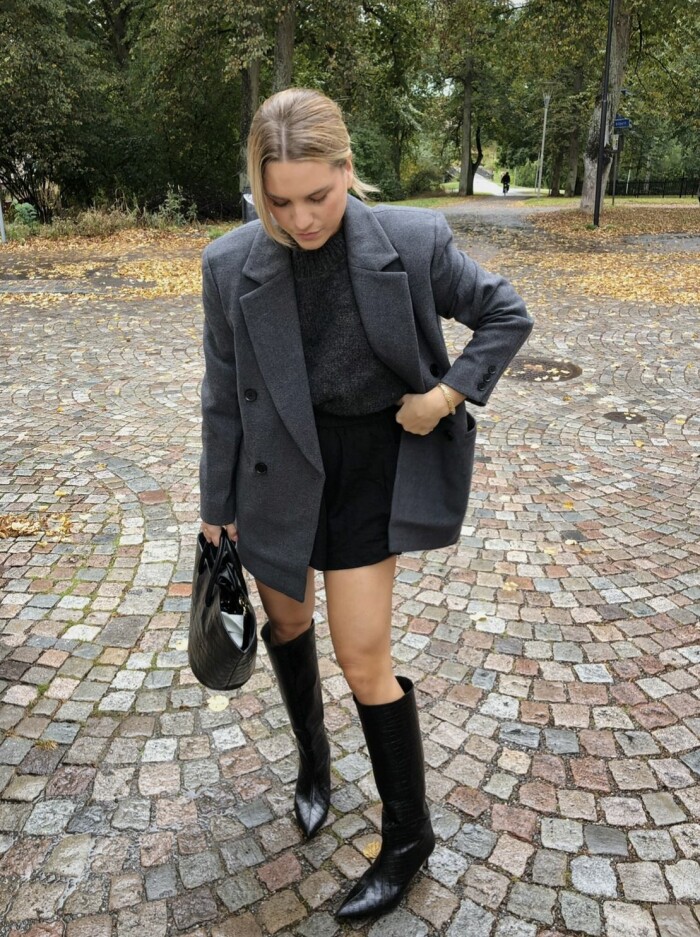 Knähöga stövlar är en stor favorit till ELLEs stylingredaktör Josefine Kanth. Klicka på bilden för att upptäcka hennes bästa tips inför denna säsong. knähöga stövlar Josefine Kanth