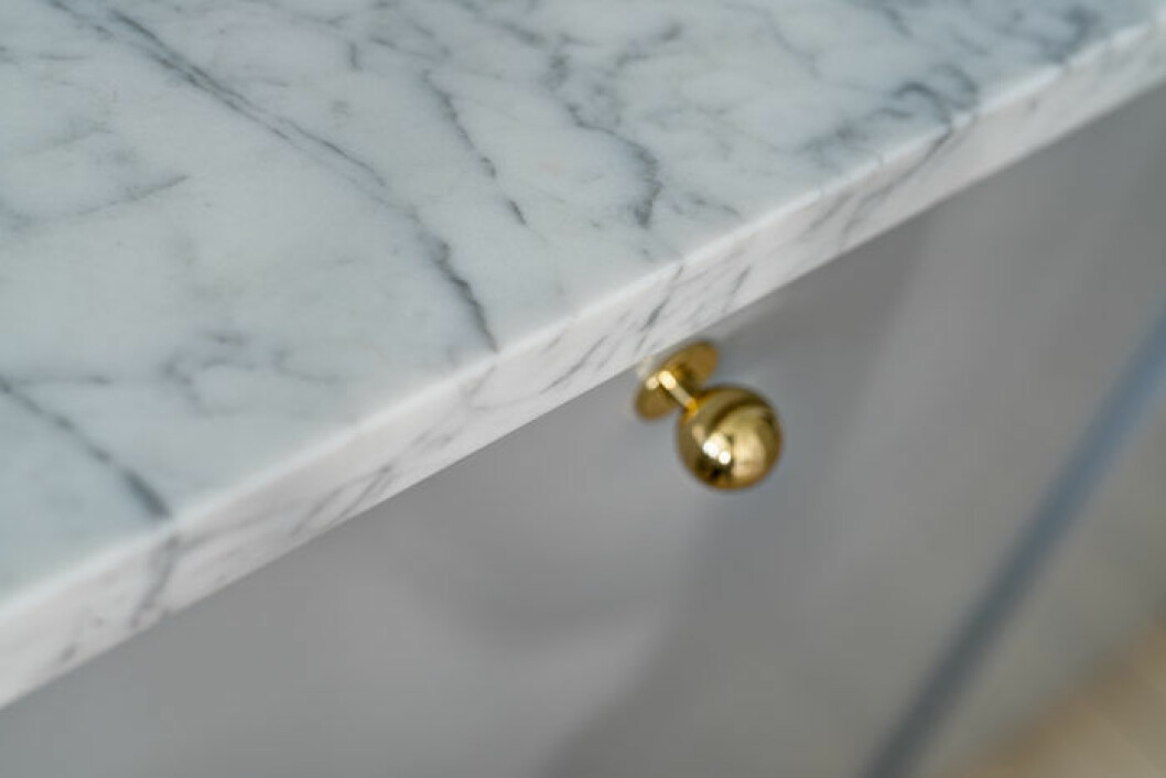 knopp i guld på marmor