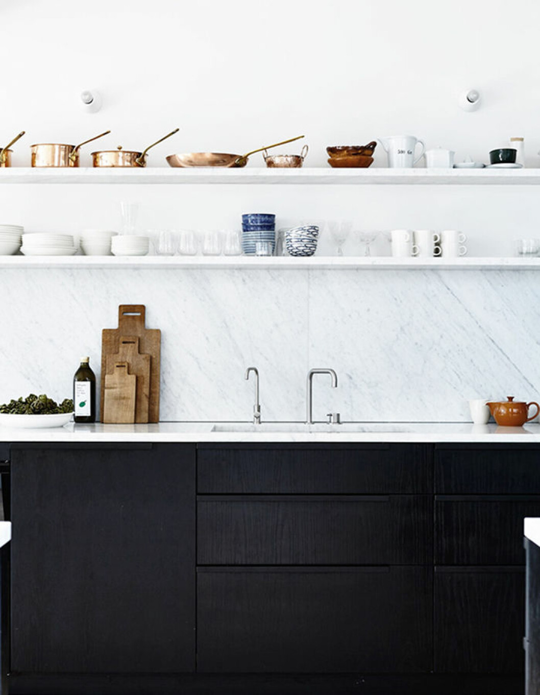 Ta hand om dina skärbrädor i trä och investera i enhetliga köksattiraljer för ett snyggt och ordningsamt intryck. <em>Foto: Derek Swalwell via <a href="http://www.thedesignchaser.com/2016/02/an-architect-duos-charming-melbourne.html" target="_blank" rel="noopener">The Design Chaser</a></em> Ersätt skärbrädan om den är sliten.