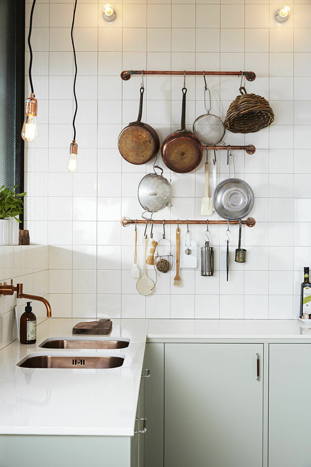 Se till att ha tillräckligt många ljuskällor i köket. Foto: Ballingslöv Belysning är viktigt i köket, här hos Ballingslöv