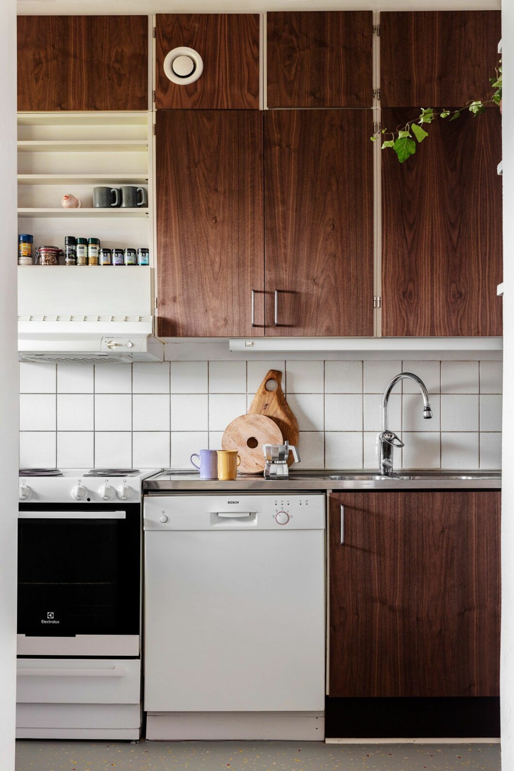 Kök i mörkt trä hemma hos träkonstnären i Stockholm