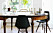 Köksbord med blandade stolar